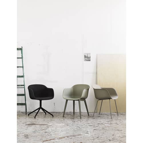 Poltrona girevole Fiber pelle marrone / Base centrale - Pelle - Muuto - Pelle Cognac / Gambe nere - Acciaio verniciato, Materiale composito riciclato, Pelle