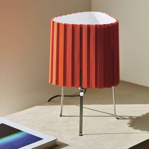 Lampe de table Canelé tissu rouge - Hay - Rouge tomate - Acier chromé, Tissu plissé