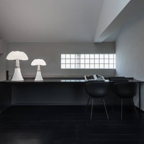 Lampe de table Pipistrello Medium White matt LED / H 50 à 62 cm - Martinelli Luce - Blanc mat -  Méthacrylate satiné, Acier satiné, Aluminium peint mat