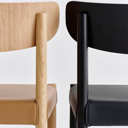 Chaise rembourrée Pack 11 / Dossier contreplaqué - Hay - Cuir noir (Grano) / Noir - Chêne laqué, Mousse, Tissu