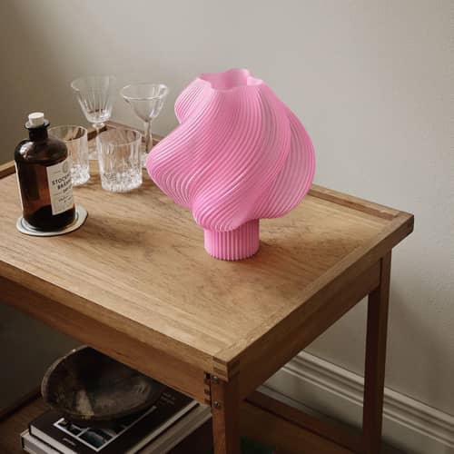 Lampe de table Soft Serve Regular rose / H 26 cm - CRÈME ATELIER - Sorbet à la rose - PLA recyclé