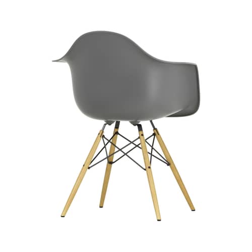 Sessel RE DAW - Eames Plastic Armchair plastikmaterial grau / (1950) - Beine aus hellem Holz / recycelt - Vitra - Granitgrau / Ahorn Gelbton - Massivahorn, Recycelter Kunststoff (Post-Consumer)