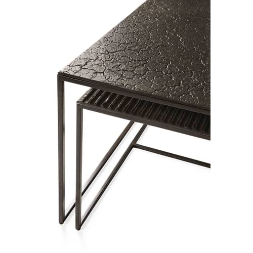 Tables gigognes Pentagon métal noir / Set de 2 - Plateaux sculptés main / Seconde vie - Ethnicraft - Whisky - Métal thermolaqué, Mineral
