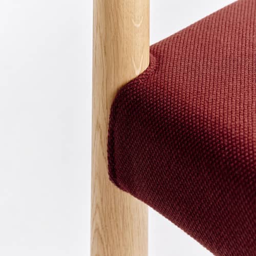 Chaise rembourrée Pack 11 / Dossier polypropylène - Hay - Tissu rouge brun (Steelcut 655) / Dossier rouge / Chêne - Chêne huilé, Polypropylène recyclé, Tissu
