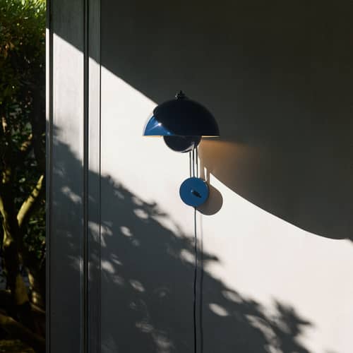 Applique avec prise Flowerpot VP8 métal bleu / Verner Panton, 1968 - &tradition - Bleu acier - Acier