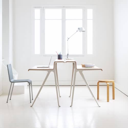 Bureau Courier blanc / Erwan Bouroullec - L 120 x P 72,5 cm - Vitra - Craie / Chêne naturel - Aluminium, Placage chêne