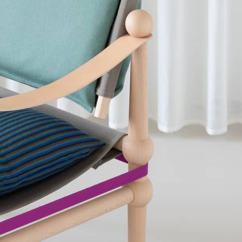 Fauteuil rembourré Twain tissu vert / Konstantin Grcic, 2024 - Magis - Hêtre naturel / Vert sauge, rayé bleu, sangle violette - Cuir, Hêtre massif, Mousse, Tissu