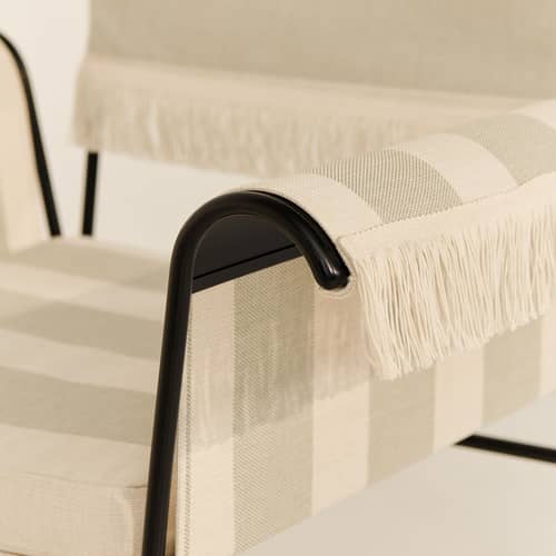 Poltrona Tropique tessuto grigio / Con frange - Tessuto / Matégot, Riedizione 50\' - Gubi - Striato grigio bluastro / Gamba bianca - Acciaio inossidabile, Espanso, Tessuto