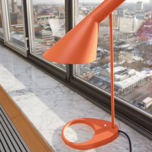 Tischleuchte AJ metall orange / H 56 cm - Drehbar / Arne Jacobsen, 1957 - Louis Poulsen - Elektrisch orange - Gusseisen, Stahl
