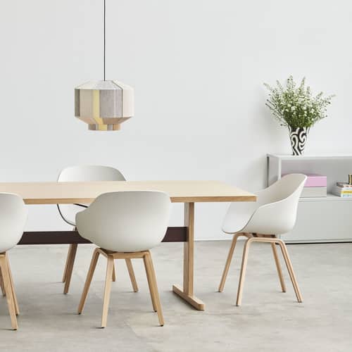 Poltrona About a chair AAC 222 materiale plastico bianco / Plastica & Legno - Hay - Bianco / Rovere laccato - Compensato di rovere laccato, Polipropilene riciclato