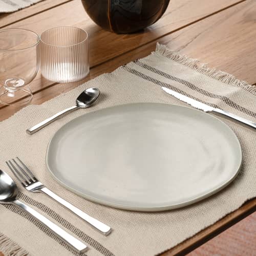 Teller Flow keramik weiß / Ø 27 cm - Ferm Living - Naturweiß gesprenkelt - emailliertes Porzellan