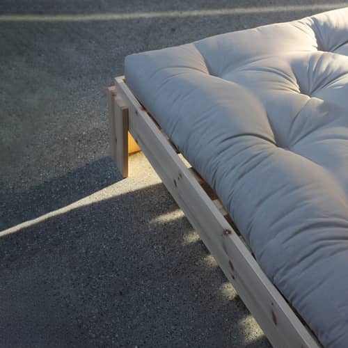 Doppelbett Layers holz natur / Für Matratze 140 x 200 cm - Mit Bank-Kiste - KARUP - Für Matratze 140 x 200 cm - FSC-zertifiziertes Massivholz Kiefer