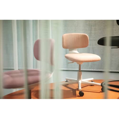 Fauteuil à roulettes Rookie tissu rose / H 39 à 51 cm - Vitra - Rose (tissu Tress) / Structure grise - Mousse polyuréthane, Polyamide, Polypropylène, Tissu