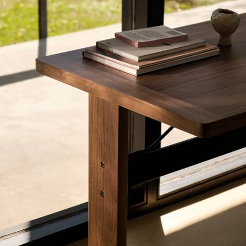 Bureau Passerelle bois naturel / 140 x 65 cm - Hay - Noyer / Traverse noire - Aluminium thermolaqué, Noyer massif, Placage de noyer