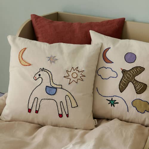 Coussin Naive Bird tissu blanc / 40 x 40 cm - Brodé à la main - Ferm Living - Oiseau -  Duvet,  Plumes, Coton biologique