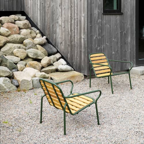 Fauteuil bas empilable Vig Lounge Wood bois naturel - Normann Copenhagen - Vert foncé / Bois - Acier thermolaqué, Bois de robinier huilé