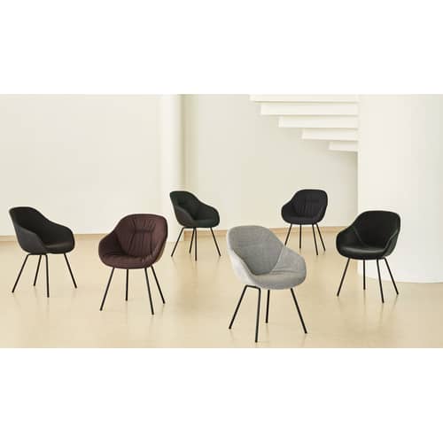 Fauteuil rembourré About a chair AAC127 Soft tissu bleu / Dossier haut - Velours intégral matelassé & métal - Hay - Velours bleu / Pieds noirs -  Ouate, Acier thermolaqué, Mousse polyuréthane, Polypropylène renforcé, Velours