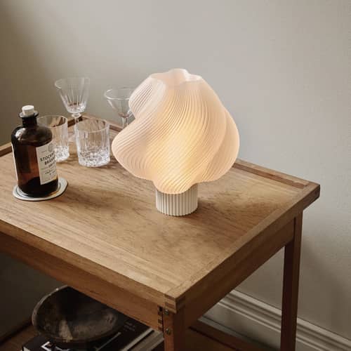 Lampe de table Soft Serve Regular beige / H 26 cm - CRÈME ATELIER - Gousse de vanille / blanc - PLA recyclé