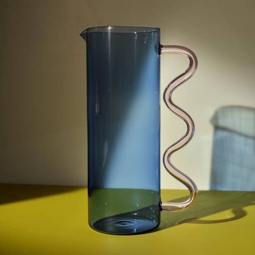 Karaffe Wave glas blau / 1,4 L - Sophie Lou Jacobsen - Blau / Tasche Henkel Rosa - Borosilikatglas