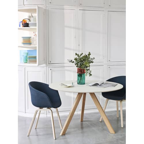 Poltrona imbottita About a chair AAC23 tessuto grigio legno naturale / Tessuto integrale e rovere vernice opaca - Hay - Grigio chiaro (Remix 123) / Rovere vernice opaca - Compensato di rovere verniciato opaco, Espanso, Polipropilene, Tessuto Remix