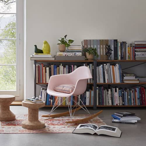 Schaukelstuhl RE RAR - Eames Plastic Armchair plastikmaterial rosa / (1950) - Recycelt - Vitra - Zartrosa / Fuß verchromt / Helles Holz - Massivahorn, Recycelter Kunststoff (Post-Consumer), verchromter Stahl