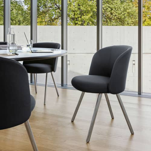 Gepolsterter Stuhl Mikado textil schwarz / Füße Metall - Vitra - Schwarz (Stoff Plano) / Poliertes Aluminium - Plano-Stoff, poliertes Aluminium, Polyurethan-Schaum, Recyceltes Polypropylen