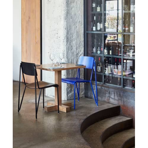 Stapelbarer Stuhl Petit standard holz blau / Stahl & Holz - Hay - Blau / Stuhlbeine Blau - getöntes Eichenholzfurnier, thermolackierter Stahl