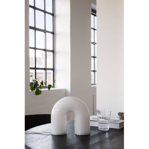 Lampe de table Vuelta LED verre blanc / L 21 x H 21 cm - Ferm Living - Blanc translucide - Laiton massif, Verre opalin strié