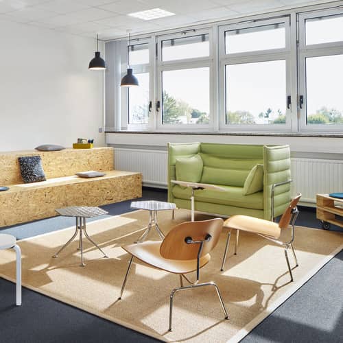 Plywood Group LCM Low armchair wood black / Charles & Ray Eames, 1945 - Vitra - Ashwood Black / Black - Epoxy lacquered steel, Molded plywood, Stained ash veneer