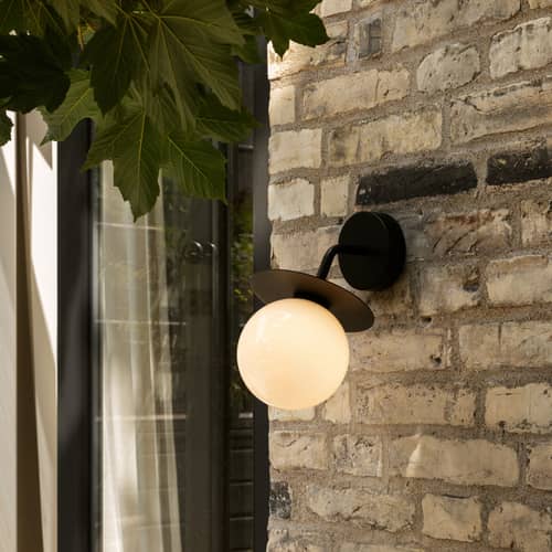 Outdoor-Wandleuchte Liila OUTDOOR metall schwarz - NUURA - Schwarz / Opalinweiß - mundgeblasenes Glas, Thermolackiertes Aluminium