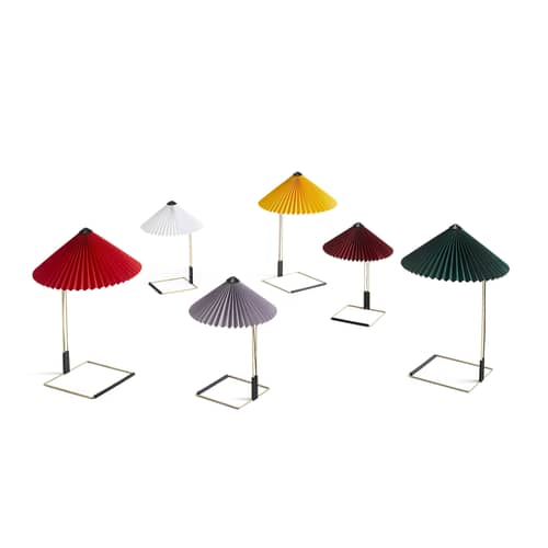 Lampe de table Matin Small LED tissu rouge / H 38 cm - Hay - Rouge / Laiton poli - Acier finition laiton, Coton plissé
