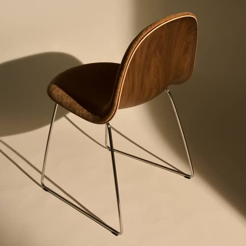 Chaise rembourrée 3D tissu marron / Face avant rembourrée - Gubi - Rouille (tissu Belsuede 132) / Noyer / Chromé - Acier chromé, Contreplaqué de noyer, Mousse, Tissu