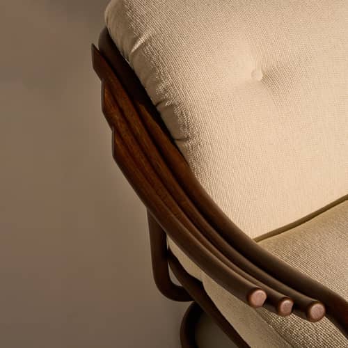 Fauteuil rembourré Tria / Réédition 1973 - Gubi - Blanc (tissu bouclé) / Rotin foncé - Mousse, Rotin, Tissu bouclé