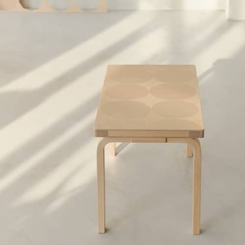 Panchina 153B legno naturale / Artek + Marimekko, 90° anniversario in edizione limitata - ARTEK - Modello Kivet / Betulla - Betulla lamellare, Compensato di betulla