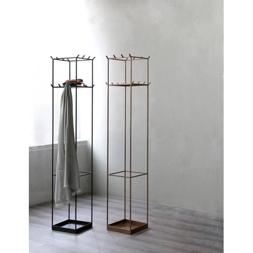 Attaccapanni in piedi Slim Irony metallo nero / 34 x 34 cm x H 169 cm - Mensola integrata - Zeus - Nero ramato - Acciaio