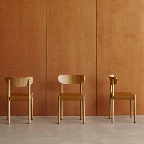 Chaise rembourrée Pack 11 / Dossier contreplaqué - Hay - Cognac (cuir Grano) / Chêne huilé - Chêne huilé, Mousse, Tissu