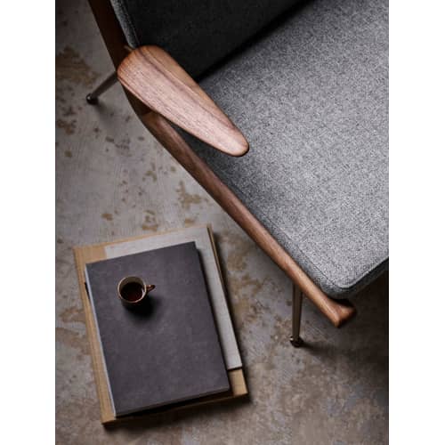 Fauteuil rembourré Boomerang HM2 (1956) tissu blanc beige bois naturel / Avec accoudoirs - Noyer - &tradition - Beige (Karakorum) / Noyer & laiton - Laiton, Mousse HR, Noyer massif, Tissu