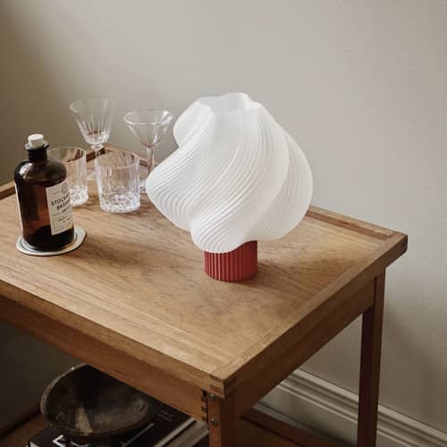 Lampe de table Soft Serve Regular rouge / H 26 cm - CRÈME ATELIER - Rhubarbe / blanc - PLA recyclé