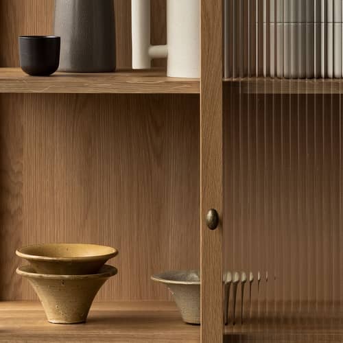 Geschirrschrank Curiosity Low holz natur / B 70,5 x H 143 cm - Geriffeltes Glas - Audo Copenhagen - H 143 cm / Eiche natur - eichenfurnierte Holzfaserplatte, Geriffeltes Hartglas, massive Eiche