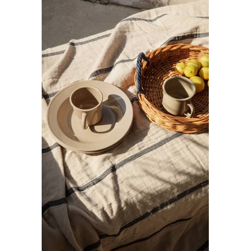 Set vaisselle Yard Picnic / Set 8 pièces en métal - Ferm Living - Beige Cachemire - Acier émaillé