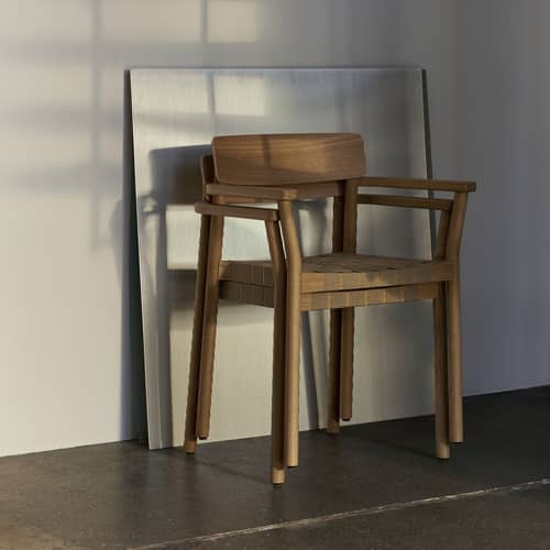 Stapelbarer Sessel Betty TK9 holz natur / Leinengurte - &tradition - Eiche / Naturleinen - Furnier, Leinen, massive Eiche