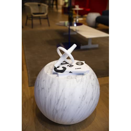 Bong End table plastic material composite material white grey / Giulio Cappellini, 2004 - Ø 48 x H 40 cm - Fibreglass & resin - Cappellini - Marble effect / White & grey - Fibreglass, Resin