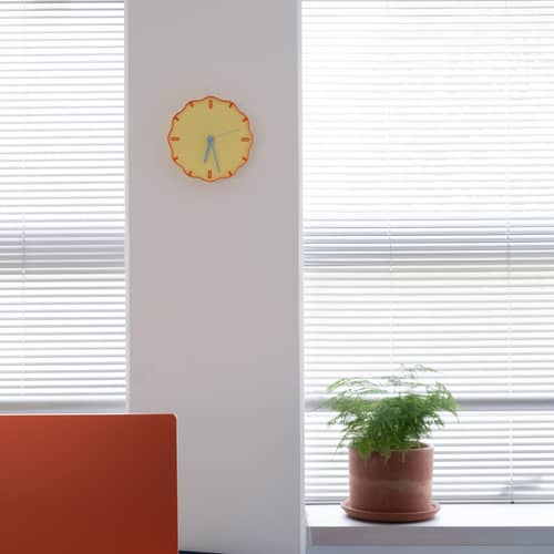Horloge Margherita jaune / Plastique recyclé - Warren & Laetitia - Jaune beurre - Orange - Bleu ciel - Plastique recyclé