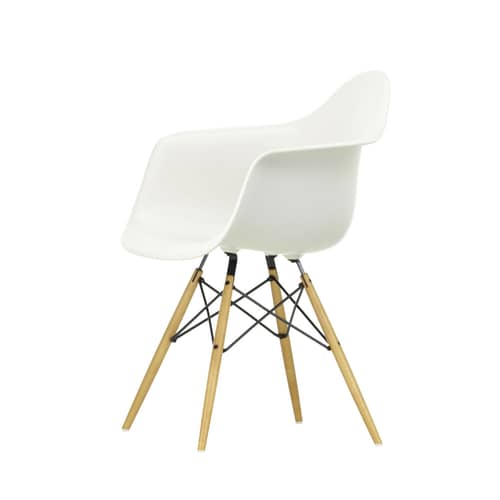 Poltrona DAW - Eames Plastic Armchair materiale plastico bianco / (1950) - Gambe legno chiaro - Vitra - Bianco / Legno chiaro - Acero massiccio, Polipropilene
