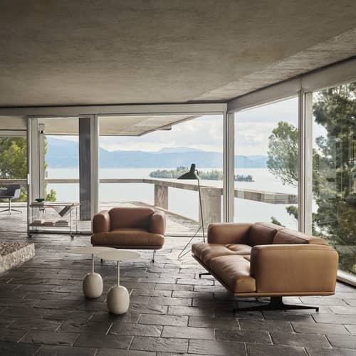 Inland AV21 Padded armchair leather brown - &tradition - Cognac (leather) / Polished aluminium base - Cast aluminium, HR foam, Leather, Wood
