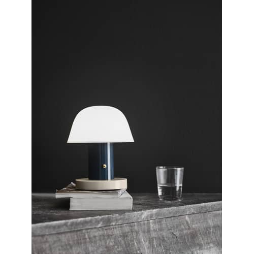 Lampe sans fil rechargeable Setago  JH27 plastique vert beige / by Jaime Hayon - &tradition - Beige nu / Base verte - Polycarbonate moulé
