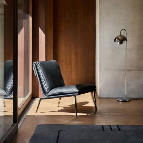 Fauteuil rembourré Muno LN18 - &tradition - Cuir noir / Pied chromé -  Ouate, Aluminium, Contreplaqué, Cuir, Mousse