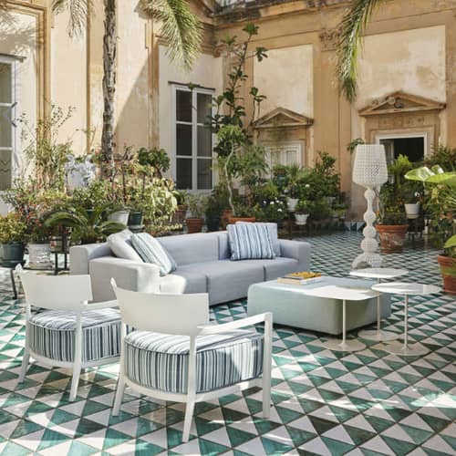 Poltrona imbottita Cara OUTDOOR materiale plastico tessuto verde / Tessuto - Kartell - Bianco opaco/Tessuto rigato verde - policarbonato, Schiuma di poliuretano, Tessuto outdoor