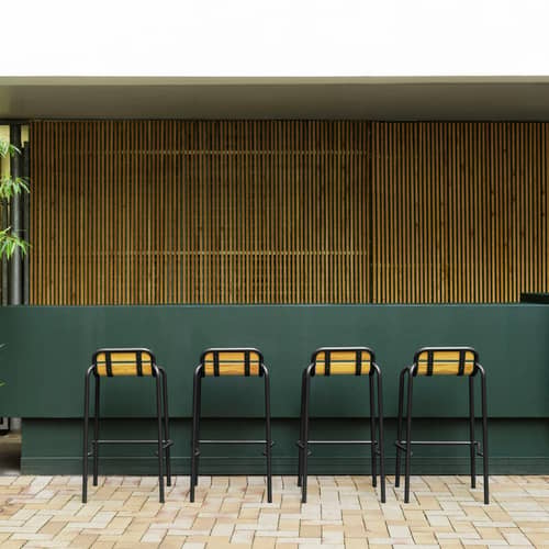 Sgabello bar Vig Wood legno naturale / H 75 cm - Normann Copenhagen - Nero / Legno - Acciaio termolaccato, Legno di robinia oliato