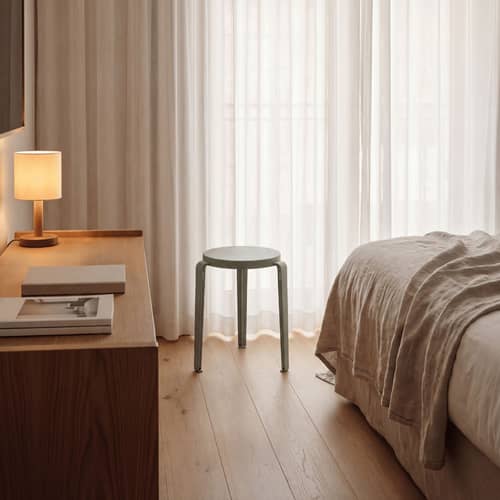 Tabouret empilable Lou Chroma bois vert / Bois éco-certifié - TIPTOE - Gris eucalyptus - Acier, Bois éco-certifié
